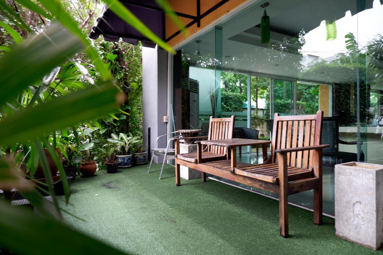 The Wing Design Hotel Bangkok Exteriör bild